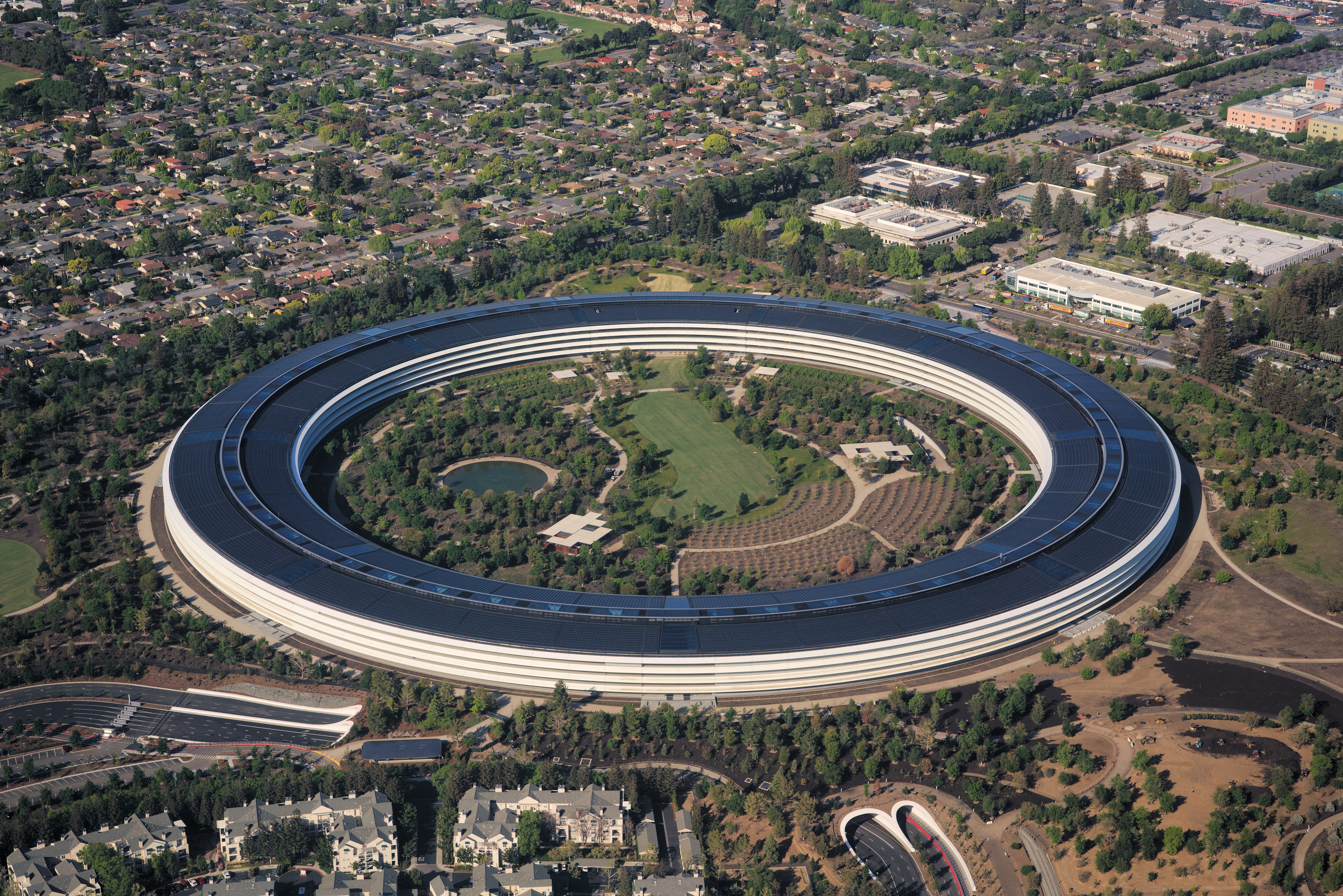 Apple Crosses 5T Valuation